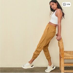Athleta Textured Brooklyn Jogger Size 2  Mustard Yellow Gold Pockets Lightweight